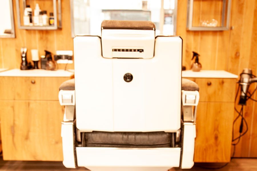 dino-il-parrucchiere-sedia